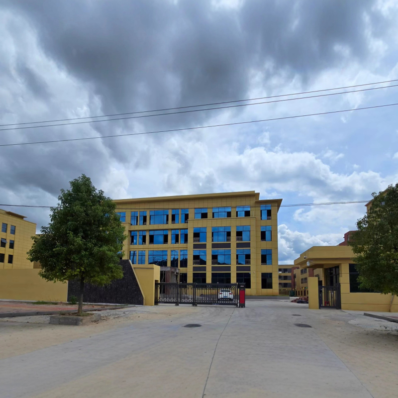 Prilagođena odjeća – majice, duksevi, šortsevi; OEM proizvodnja po nacrtima; izrada uzoraka; materijali: pamuk, poliester, elastan