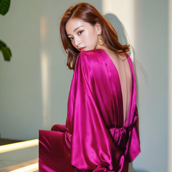 Ruha poliészterből, egyszínű, lámpás ujjú, V-nyakú, középtaljú derék