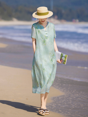 Ramie anyagú ruha növény- és virágmintával, V-nyakú, rövid ujjú, középmagas derekú, hosszú ruha