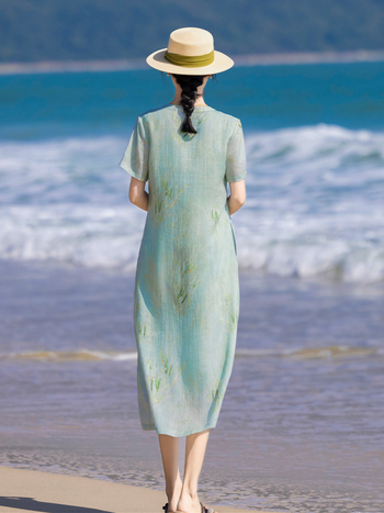 Ramie anyagú ruha növény- és virágmintával, V-nyakú, rövid ujjú, középmagas derekú, hosszú ruha