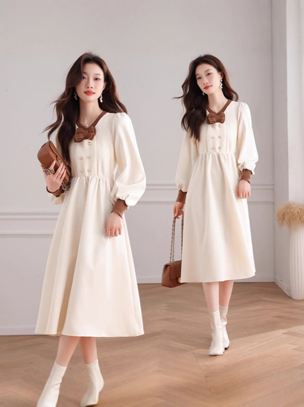 Csíkos V-nyakú, dupla gombsorral ellátott, hosszú ujjú, A-vonalú midi ruha