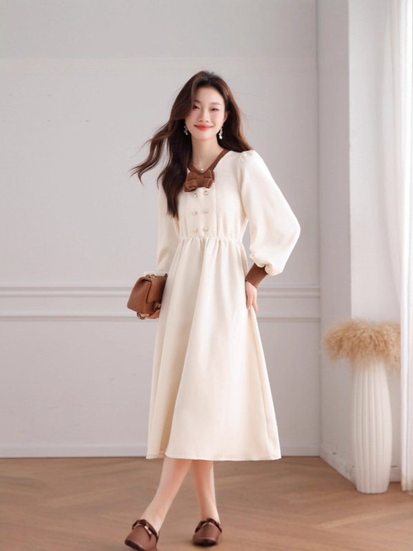 Csíkos V-nyakú, dupla gombsorral ellátott, hosszú ujjú, A-vonalú midi ruha