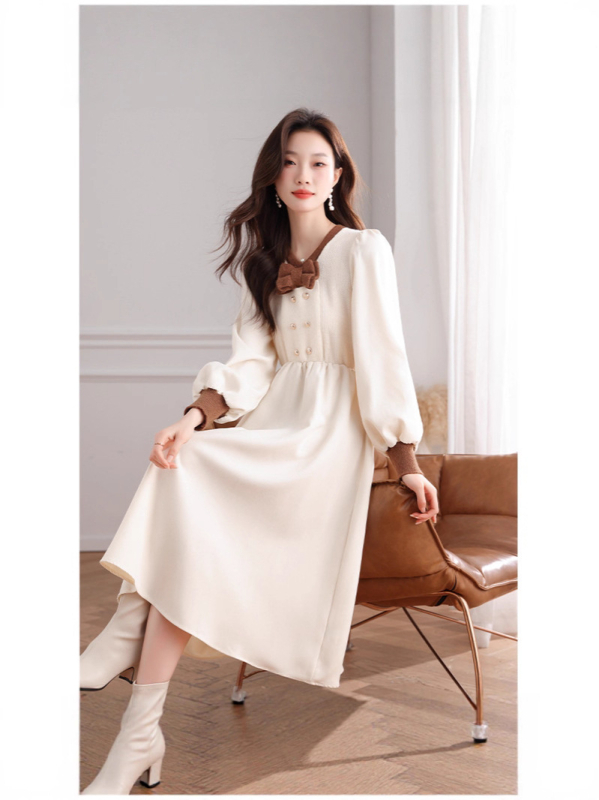 Csíkos V-nyakú, dupla gombsorral ellátott, hosszú ujjú, A-vonalú midi ruha