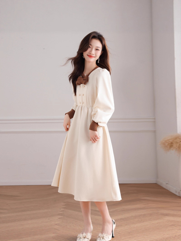 Csíkos V-nyakú, dupla gombsorral ellátott, hosszú ujjú, A-vonalú midi ruha