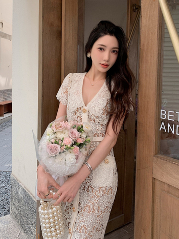 Ceruzaszerű ruha rövid ujjúval, gallérral és magas derekú, vízoldékony csipkével, poliészter