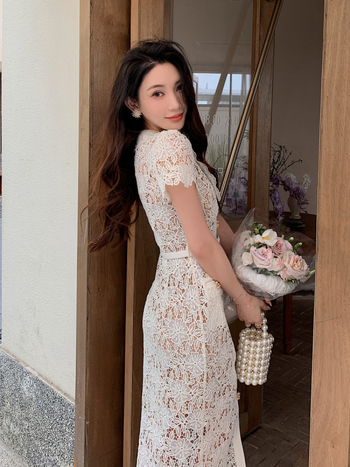 Ceruzaszerű ruha rövid ujjúval, gallérral és magas derekú, vízoldékony csipkével, poliészter