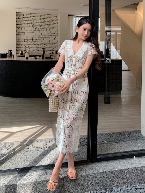 Ceruzaszerű ruha rövid ujjúval, gallérral és magas derekú, vízoldékony csipkével, poliészter