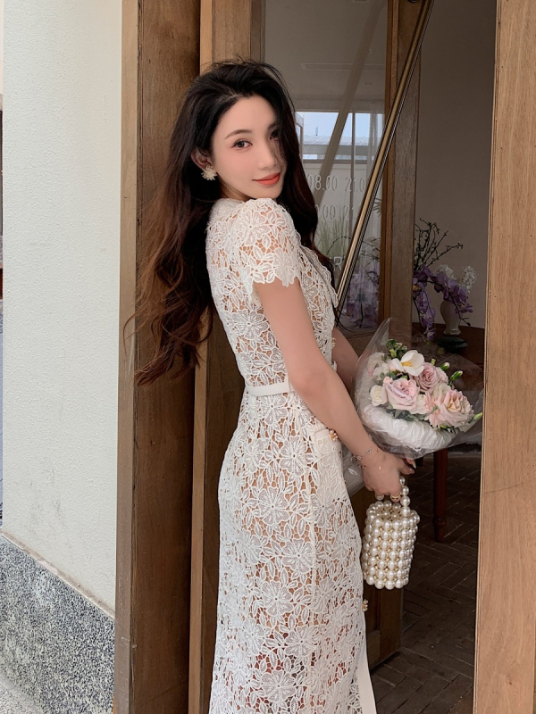 Ceruzaszerű ruha rövid ujjúval, gallérral és magas derekú, vízoldékony csipkével, poliészter