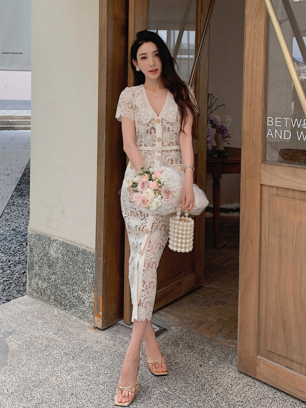 Ceruzaszerű ruha rövid ujjúval, gallérral és magas derekú, vízoldékony csipkével, poliészter