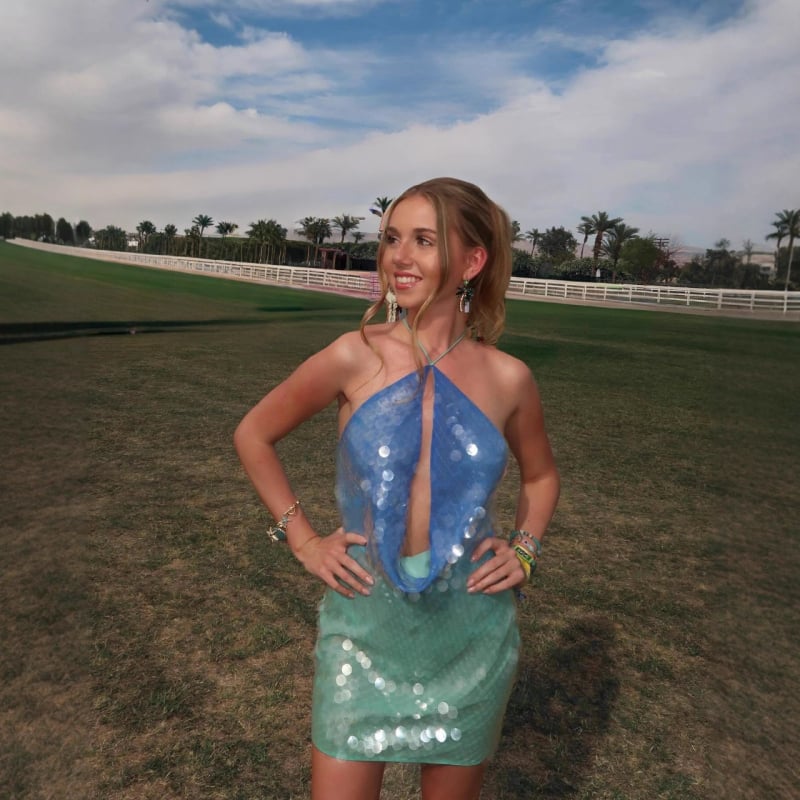 Halternyakú ruha, magas derék, A-vonalú midi hossz, kötött poliészter anyag flitterekkel.