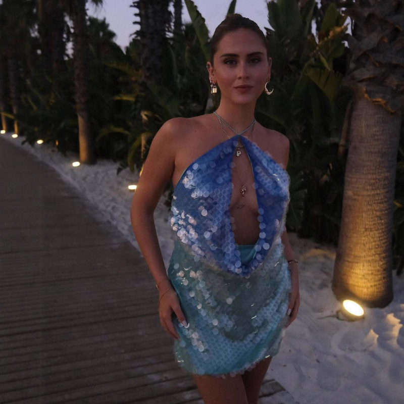 Halternyakú ruha, magas derék, A-vonalú midi hossz, kötött poliészter anyag flitterekkel.