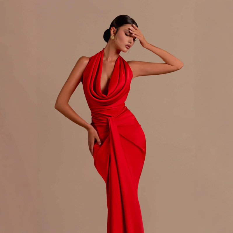 Halter nyakú ruha V-nyakúval, ujjatlan, Wrap Hip Skirt szabás, Ice Silk Wrinkles anyag, tömör mintázat