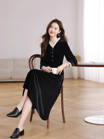 Velúr ruha V-nyakkal, hosszú ujjú, A-vonalú sziluett, közepes hosszúságú