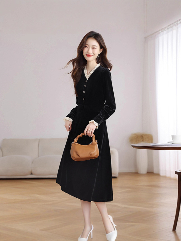 Velúr ruha V-nyakkal, hosszú ujjú, A-vonalú sziluett, közepes hosszúságú