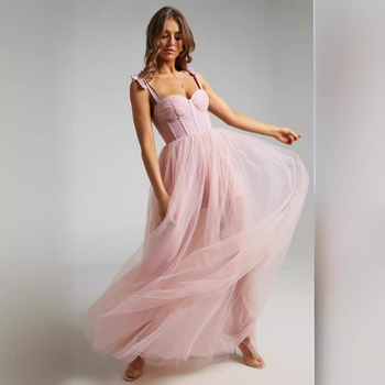 Duga ljetna haljina od poliestera s šljokicama, prilagođena nacrtima i uzorcima (OEM/dizajn); probno razdoblje 3–7 dana; 15-dnevni rok za prilagodbe.