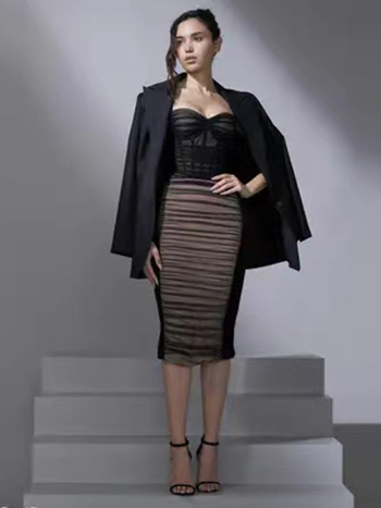 V-nyakú bársony-hálóruha, középső derekú, torta fazonú szoknya, cipzáros zárás