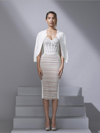 V-nyakú bársony-hálóruha, középső derekú, torta fazonú szoknya, cipzáros zárás