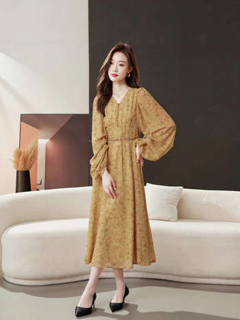 Virágos A-vonalú ruha V-nyakkal, hosszú ujjak, középmagas hosszúságú ruha, virágos mintázat