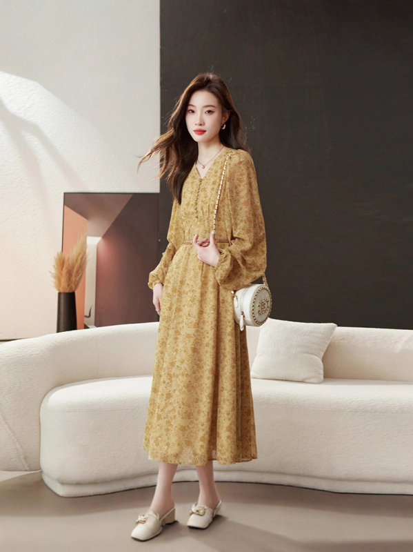 Virágos A-vonalú ruha V-nyakkal, hosszú ujjak, középmagas hosszúságú ruha, virágos mintázat