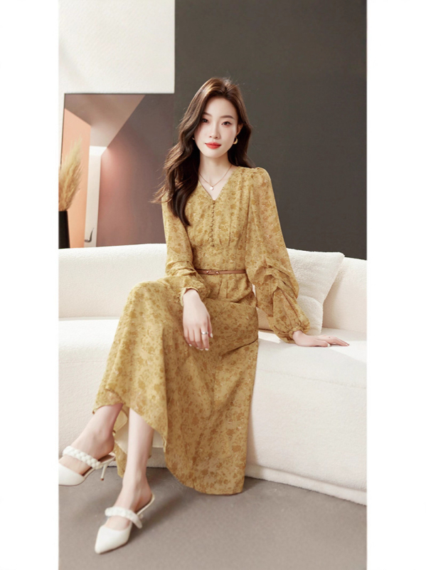 Virágos A-vonalú ruha V-nyakkal, hosszú ujjak, középmagas hosszúságú ruha, virágos mintázat