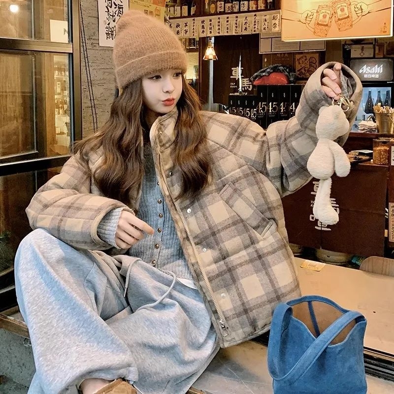 Ženska jakna s perjem, karirani retro kratki dizajn, ultra kratka duljina ≤40 cm, stojeći ovratnik, debeli izolacijski sloj, punjenje od bijelog guščjeg pera