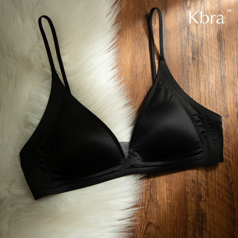 Bevielė trikampio formos liemenėlė iš pieno satino nailono, gilus V formos iškirptė, plonos petnešėlės, be siūlių, plonas formuojamas kaušelis