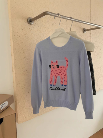 Sieviešu vilnas džemperis ar apļveida kaklu un laimīgās kaķes izšuvumu karikatūru stilā (Zīmols: Yi rong; Sezona: Ziemas 2025; Audums: Vilna; Galvenā sastāvdaļa: Vilna 95%+; Otrā sastāvdaļa: Vilna 90-95%)