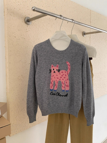 Sieviešu vilnas džemperis ar apļveida kaklu un laimīgās kaķes izšuvumu karikatūru stilā (Zīmols: Yi rong; Sezona: Ziemas 2025; Audums: Vilna; Galvenā sastāvdaļa: Vilna 95%+; Otrā sastāvdaļa: Vilna 90-95%)