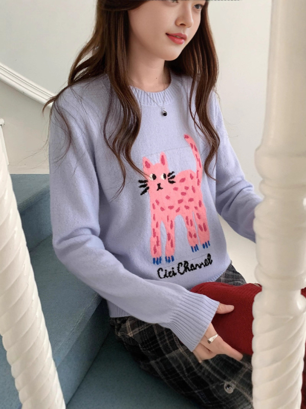 Sieviešu vilnas džemperis ar apļveida kaklu un laimīgās kaķes izšuvumu karikatūru stilā (Zīmols: Yi rong; Sezona: Ziemas 2025; Audums: Vilna; Galvenā sastāvdaļa: Vilna 95%+; Otrā sastāvdaļa: Vilna 90-95%)