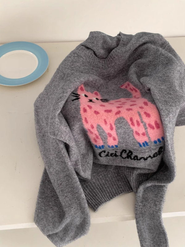 Sieviešu vilnas džemperis ar apļveida kaklu un laimīgās kaķes izšuvumu karikatūru stilā (Zīmols: Yi rong; Sezona: Ziemas 2025; Audums: Vilna; Galvenā sastāvdaļa: Vilna 95%+; Otrā sastāvdaļa: Vilna 90-95%)