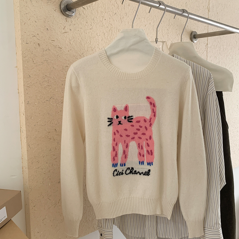 Sieviešu vilnas džemperis ar apļveida kaklu un laimīgās kaķes izšuvumu karikatūru stilā (Zīmols: Yi rong; Sezona: Ziemas 2025; Audums: Vilna; Galvenā sastāvdaļa: Vilna 95%+; Otrā sastāvdaļa: Vilna 90-95%)