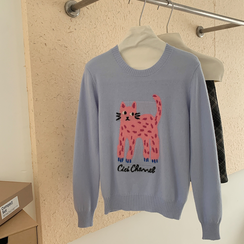 Sieviešu vilnas džemperis ar apļveida kaklu un laimīgās kaķes izšuvumu karikatūru stilā (Zīmols: Yi rong; Sezona: Ziemas 2025; Audums: Vilna; Galvenā sastāvdaļa: Vilna 95%+; Otrā sastāvdaļa: Vilna 90-95%)