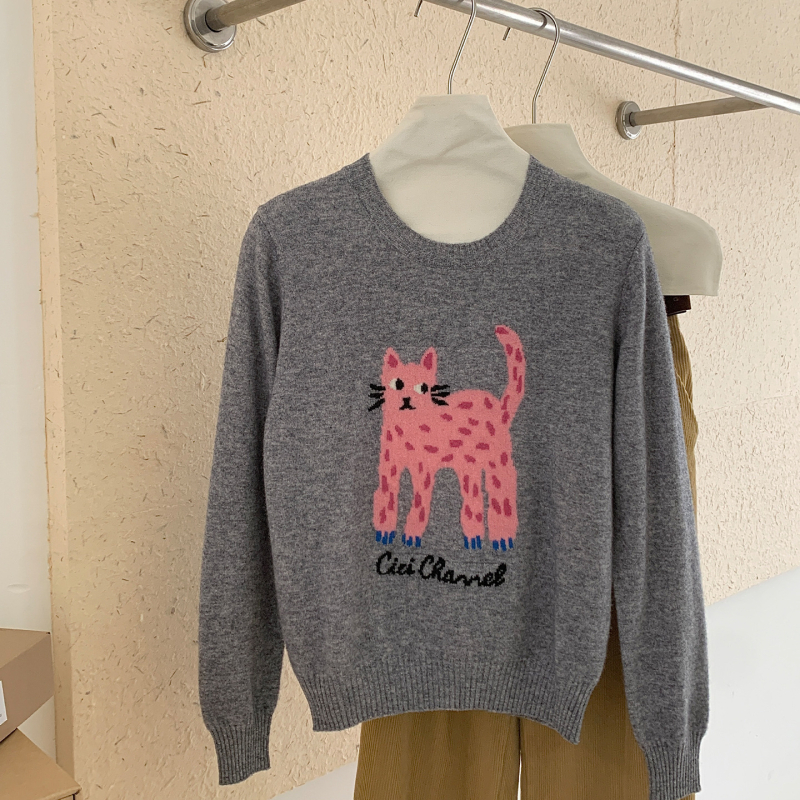 Sieviešu vilnas džemperis ar apļveida kaklu un laimīgās kaķes izšuvumu karikatūru stilā (Zīmols: Yi rong; Sezona: Ziemas 2025; Audums: Vilna; Galvenā sastāvdaļa: Vilna 95%+; Otrā sastāvdaļa: Vilna 90-95%)