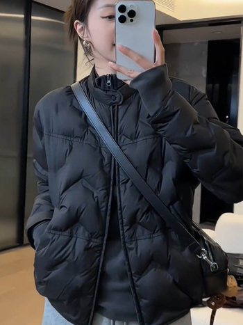 Ženska jakna bez ovratnika s pačjim perjem, kratka, vanjski materijal najlon-spandeks, zatvaranje na zip, debeli zimski stil, punilo od pačjeg puh, sadržaj perja 51–55%.
