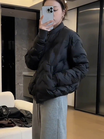 Ženska jakna bez ovratnika s pačjim perjem, kratka, vanjski materijal najlon-spandeks, zatvaranje na zip, debeli zimski stil, punilo od pačjeg puh, sadržaj perja 51–55%.