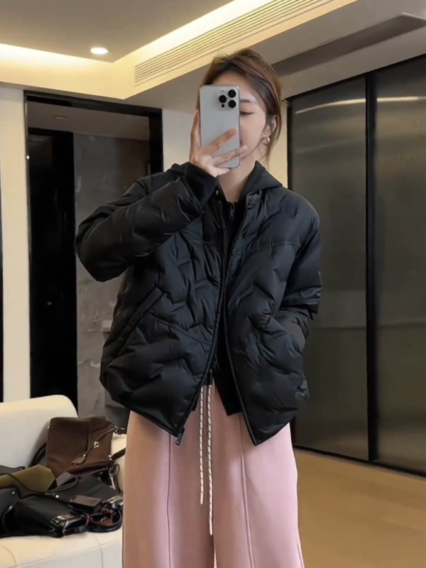 Ženska jakna bez ovratnika s pačjim perjem, kratka, vanjski materijal najlon-spandeks, zatvaranje na zip, debeli zimski stil, punilo od pačjeg puh, sadržaj perja 51–55%.