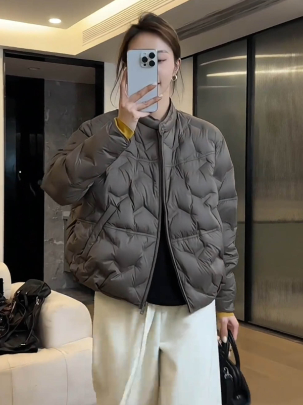 Ženska jakna bez ovratnika s pačjim perjem, kratka, vanjski materijal najlon-spandeks, zatvaranje na zip, debeli zimski stil, punilo od pačjeg puh, sadržaj perja 51–55%.