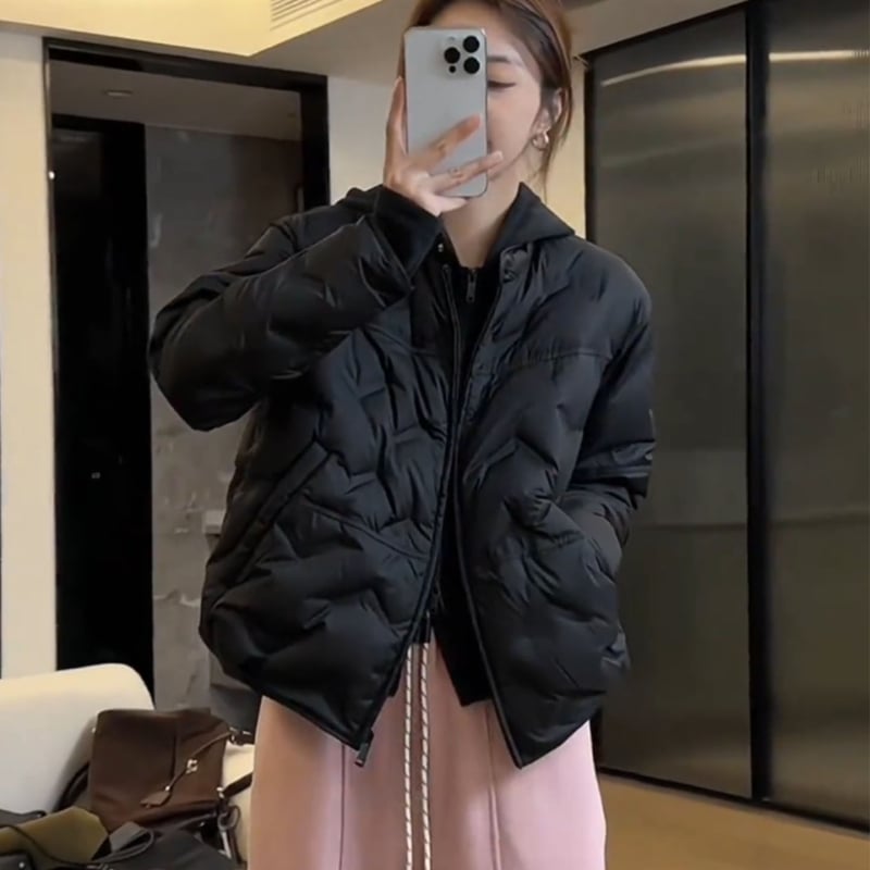Ženska jakna bez ovratnika s pačjim perjem, kratka, vanjski materijal najlon-spandeks, zatvaranje na zip, debeli zimski stil, punilo od pačjeg puh, sadržaj perja 51–55%.