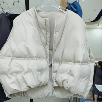 Prsluk s perjem, slobodnog kroja, zatvarač, okrugli izrez, 51–55% perja, poliester