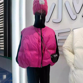 Prsluk s perjem, slobodnog kroja, zatvarač, okrugli izrez, 51–55% perja, poliester