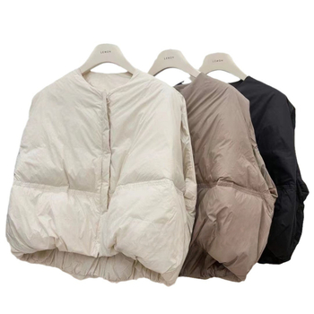 Prsluk s perjem, slobodnog kroja, zatvarač, okrugli izrez, 51–55% perja, poliester