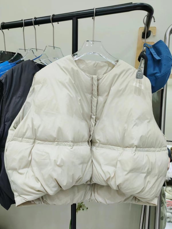 Prsluk s perjem, slobodnog kroja, zatvarač, okrugli izrez, 51–55% perja, poliester