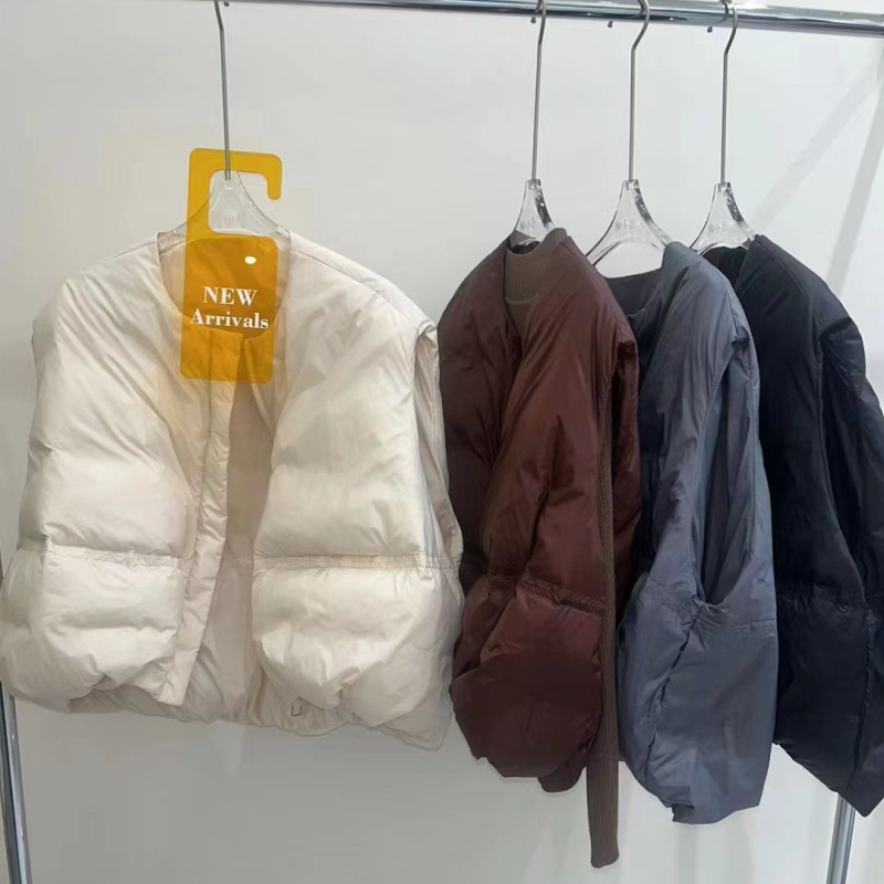 Prsluk s perjem, slobodnog kroja, zatvarač, okrugli izrez, 51–55% perja, poliester