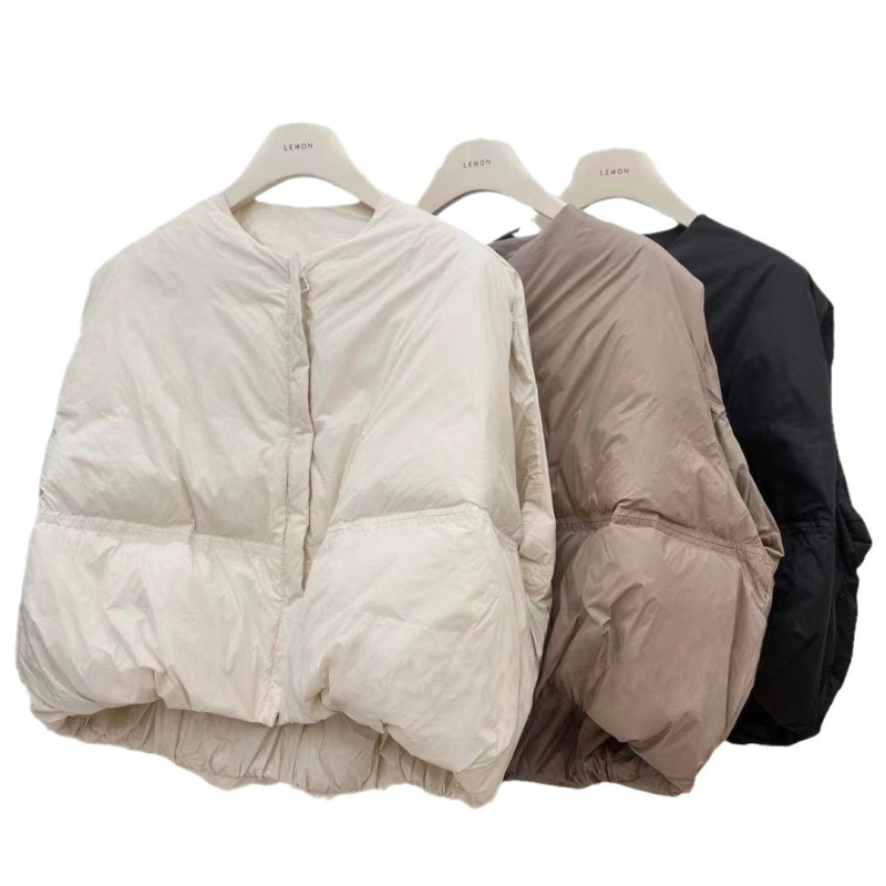 Prsluk s perjem, slobodnog kroja, zatvarač, okrugli izrez, 51–55% perja, poliester