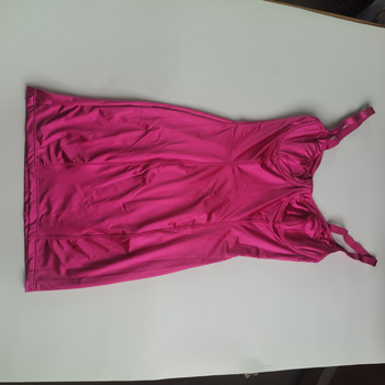 Nylon ujjatlan ruha V-nyakkal, szoros fazon, középméretű hossz, elegáns irodai stílus