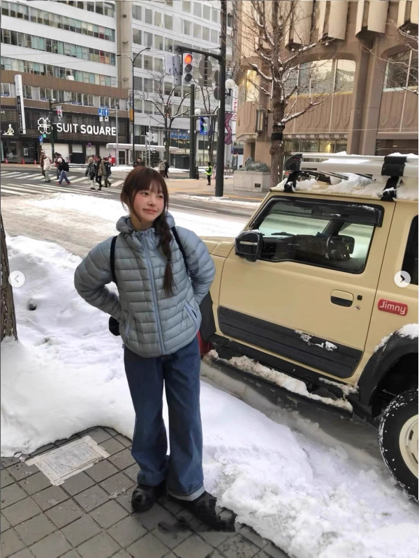 Sieviešu pūkjak ar kapuci Korejas stilā, šaurs piegriezums, neilona audums, 90%+ pildījums