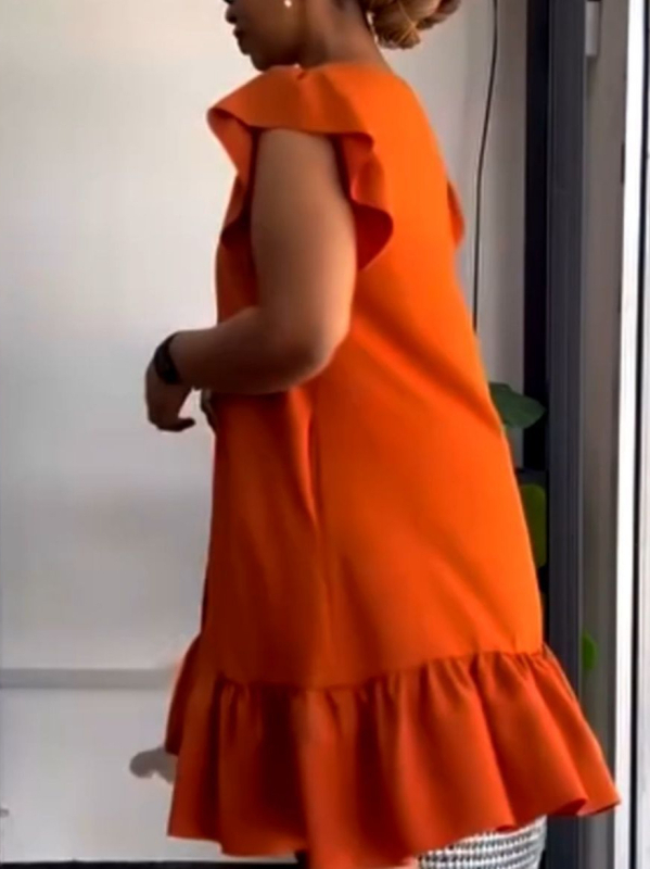 Tencel anyagú A-vonalú ruha, középhosszú, U-formájú gallér, etnikus stílus.