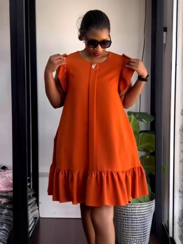 Tencel anyagú A-vonalú ruha, középhosszú, U-formájú gallér, etnikus stílus.