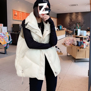 Ženska puffer vesta s perjem, slobodan kroj, visok ovratnik, ultra kratka duljina do 40 cm, punilo od bijelog pačjeg perja