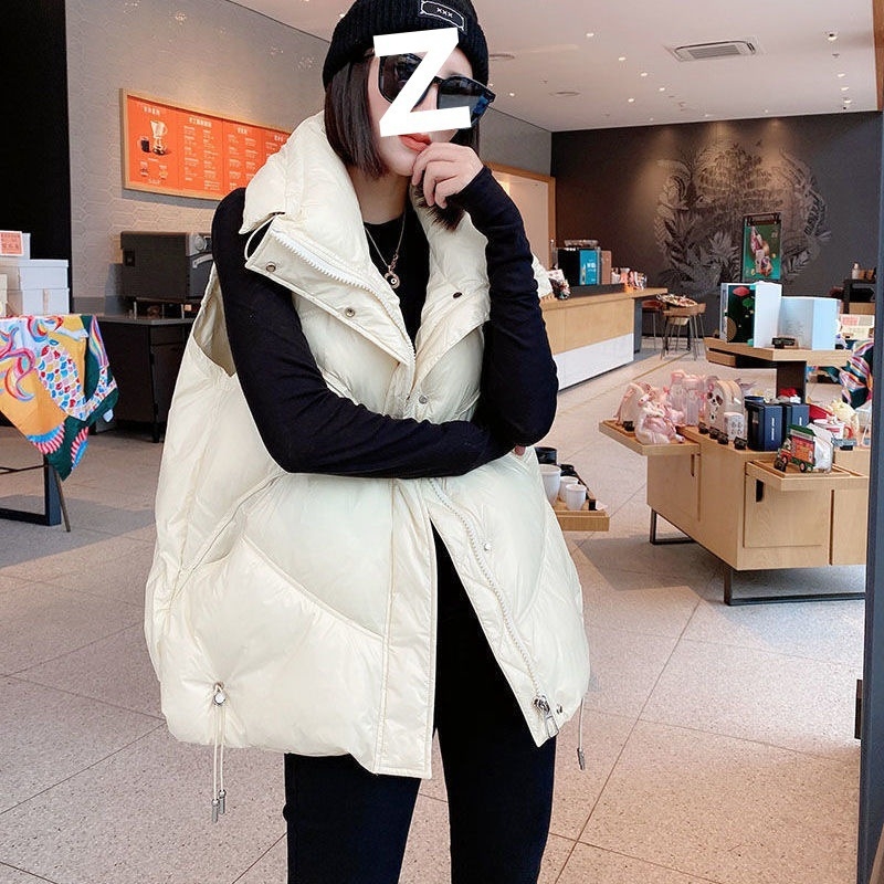 Ženska puffer vesta s perjem, slobodan kroj, visok ovratnik, ultra kratka duljina do 40 cm, punilo od bijelog pačjeg perja